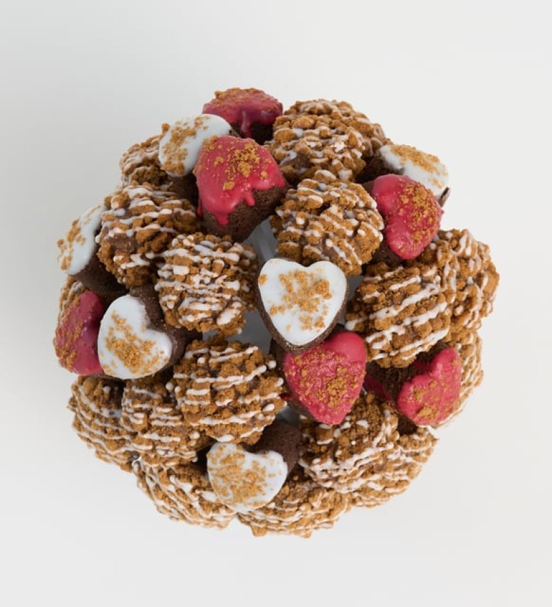 Siyah Saksıda Lotus Biscoff® Trüfler ve Kalp Kekler